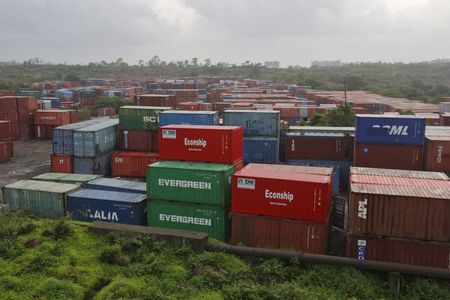 　インド政府が１３日に発表した輸出入データによると、昨年度（３月３１日まで）１年間のモノとサービスの輸出は６％増加した。一方、輸入はロシアからが急増した。写真は２０１５年７月、ムンバイで撮影（２０２３年　ロイター／Shailesh Andrade）