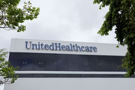 ５月２１日、米医療保険大手ユナイテッドヘルスの株価が約６％急落した。写真はカリフォルニア州サンタアナの同社オフィスで２０２０年４月撮影（２０２５年　ロイター/Mike Blake)