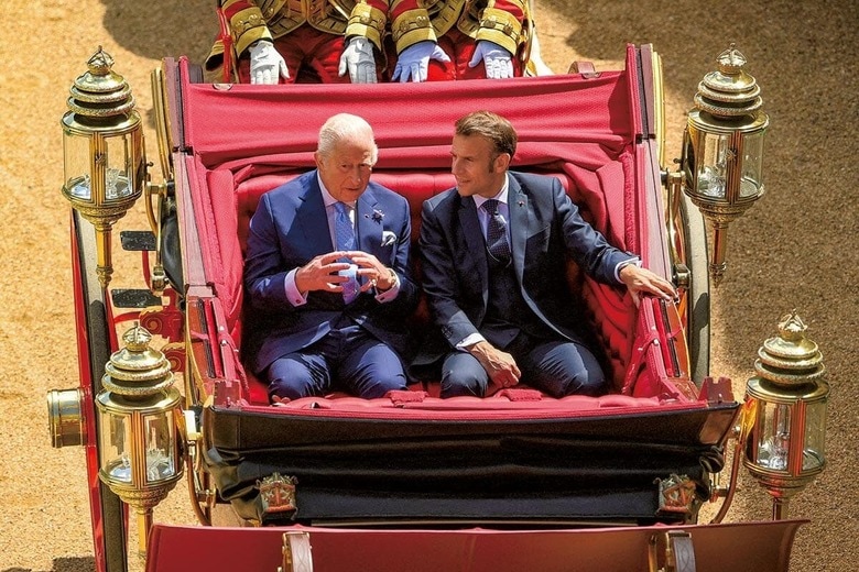 馬車に乗っているチャールズ英国王（左）とエマニュエル・マクロン仏大統領（右）　JAIMI JOYｰPOOLｰREUTERS
