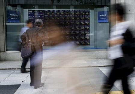 　７月１８日、東京株式市場で日経平均は３日ぶりの反落。前週末公表の弱い米経済指標を受けたドル安・円高が重荷となったほか、安倍内閣の支持率低下が報じられたことも売り材料となった。一時１７５円まで下げ幅を拡大。写真は都内で２０１５年１０月撮影（２０１７年　ロイター／Toru Hanai）