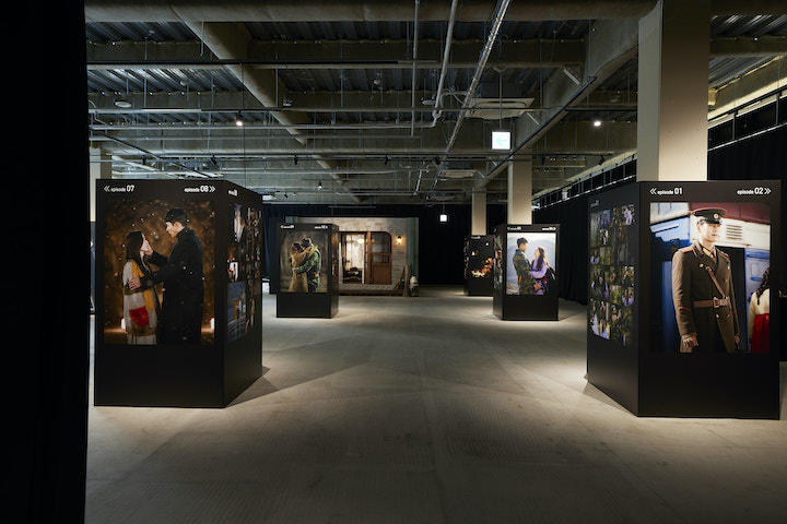 エピソードごとに場面写真や映像などが展示されている「愛の不時着展」　(C)CultureDepot.　(C)STUDIO DRAGON CORP