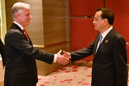 　１１月２３日、オブライエン米大統領補佐官（国家安全保障問題担当）は、年末までに中国と「第１段階」の通商合意に達する可能性は依然としてあるとの認識を示した。同補佐官と中国の李克強首相、バンコクで９日撮影（２０１９年　ロイター／Romeo Gacad）