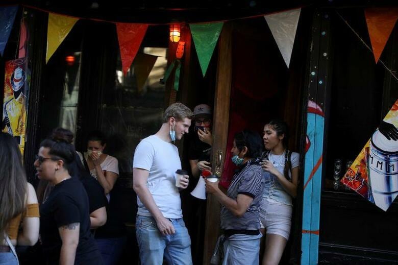 トランプ米大統領の選挙集会を週末に控えたオクラホマ州のほか、テキサス州、アリゾナ州などで新型コロナウイルスの新規感染者が急増している。写真は制限解除後のニューヨーク市イーストビレッジのバー。6月13日撮影（2020年　ロイター/Caitlin Ochs）