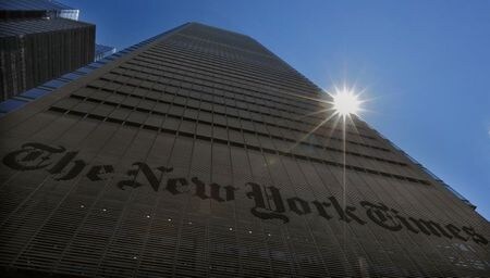 米新聞大手ニューヨーク・タイムズが６日発表した昨年第４・四半期決算は利益と売上高が予想を上回った。電子版の購読者が増加した。また、一部電子版プランの値上げも発表した。２０１３年８月撮影（２０２０年　ロイター/BRENDAN MCDERMID）
