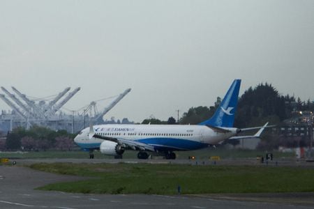　４月２１日、中国の航空会社が使用する予定だった２機目の米ボーイングジェット機が、米国に送り返されていることが飛行追跡データで分かった。写真は、関税問題の影響で中国から米ワシントン州シアトルのキング郡国際空港に到着する中国厦門航空に納入を予定していたボーイング７３７ＭＡＸ型機。１９日撮影（２０２５年　ロイター/Dan Catchpole）