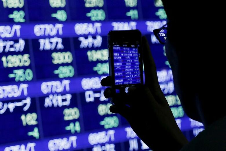 東京の証券会社の株価表示板前で2015年8月24日撮影　 REUTERS/Thomas Peter/File Photo