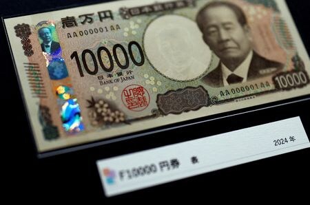 １１日朝のニューヨーク外国為替市場で、６月の米消費者物価指数（ＣＰＩ）の発表直後に円が対ドルで急上昇し、一時２．７％高の１５７．４円を付けた[L6N3J30FD]。テレビ朝日は日本の政府関係者の話として、政府・日銀が為替介入を実施したと伝えた。写真は７月に発行された新紙幣。７月３日、東京で撮影（２０２４年　ロイター/Issei Kato）