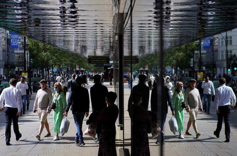 英国のハンコック保健相は、新型コロナウイルスの感染が全国で拡大していると指摘、入院患者が8日ごとに倍増していると述べた。写真はロンドンで17日撮影(2020年　ロイター/Henry Nicholls)