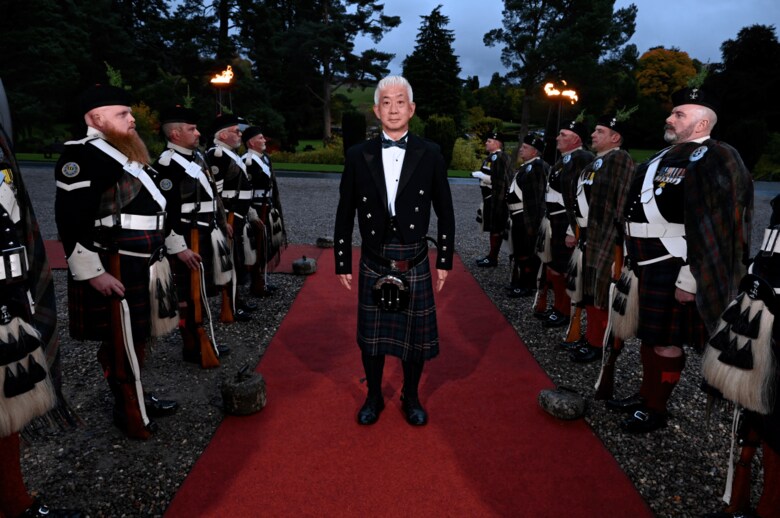 満寿泉の銘柄で知られる富山市東岩瀬の酒蔵、桝田酒造店の5代目当主を務める桝田隆一郎氏。スコットランドの伝統衣装であるキルトを着用し、キーパー・オブ・ザ・クエイヒの就任式に臨んだ