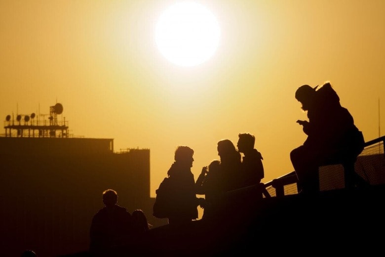 日本の若者も社会に対して多くの不満を抱えているが　KMSfield/photoAC