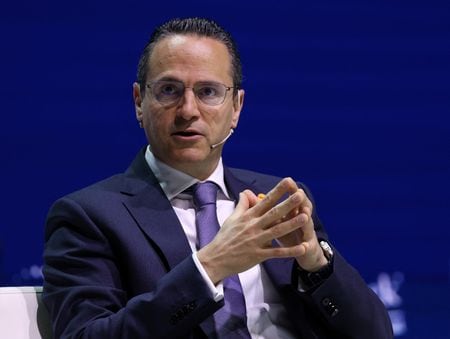 　英石油大手シェルのサワン最高経営責任者（ＣＥＯ）によると、同社はベネズエラ沖・ドラゴンガス田での３年以内のガス生産開始を目指しており、産出されたガスはトリニダード・トバゴで処理した上で輸出する計画だ。写真は昨年６月、マレーシアの会議で話す同ＣＥＯ（２０２６年　ロイター/Edgar Su）