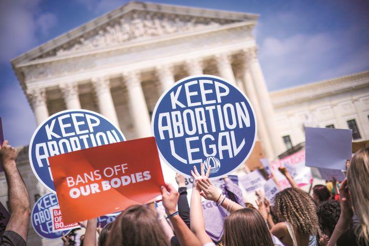 草案の内容が報じられた翌日、ワシントンの最高裁前では中絶権支持派が抗議デモを行った　WIN MCNAMEE/GETTY IMAGES