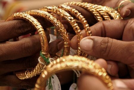 金価格が１５日の取引で８カ月ぶりの高値に上昇した。資料写真、金のブレスレット、インドのジュエリーショップ、２００９年１０月撮影（２０２２年　ロイター／Jayanta Shaw）