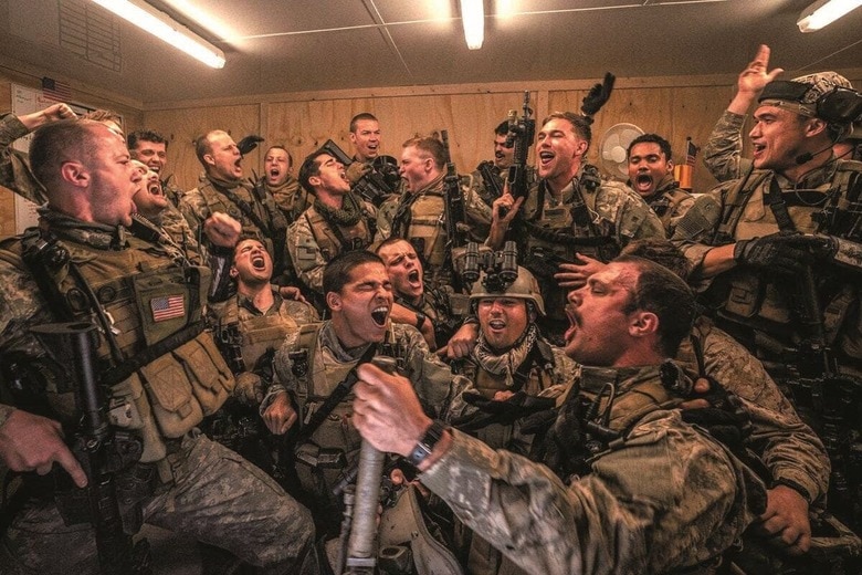 映画は2006年のイラクで起きたSEALsの戦闘を再現する。ある小隊が人家を監視所として接収するが、敵の奇襲で絶体絶命に（写真は映画のワンシーン）　A24ーSLATE