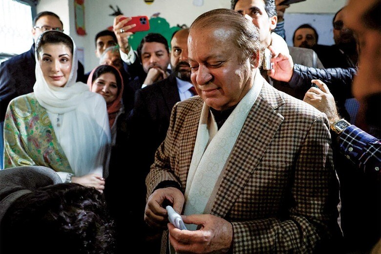 北部の都市ラホールの投票所で投票する元首相のシャリフ（2月8日）　NAVESH CHITRAKARｰREUTERS