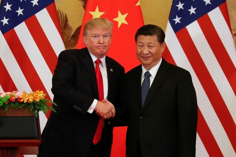 １１月１４日、米大統領としてこの四半世紀以上で最も長いアジア歴訪を終えたトランプ氏（左）は、フィリピン首都マニラを大統領専用機で後にしたが、今回の訪問を、アジア各国はどのように受け止めたのか。写真右は、中国の習近平国家主席。北京で９日撮影（２０１７年　ロイター/Damir Sagolj）