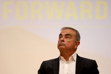 ３月２２日、 東京地検特捜部は日産自動車の前会長、カルロス・ゴーン被告（写真）の国外逃亡を手助けしたとして、米陸軍特殊部隊グリーンベレーの元隊員で米国籍のマイケル・テイラー容疑者（６０）と、息子のピーター容疑者（２８）を犯人隠避罪で起訴した。レバノンのジュニーエで行われた記者会見で２０２０年９月撮影（２０２１年　ロイター/Mohamed Azakir）
