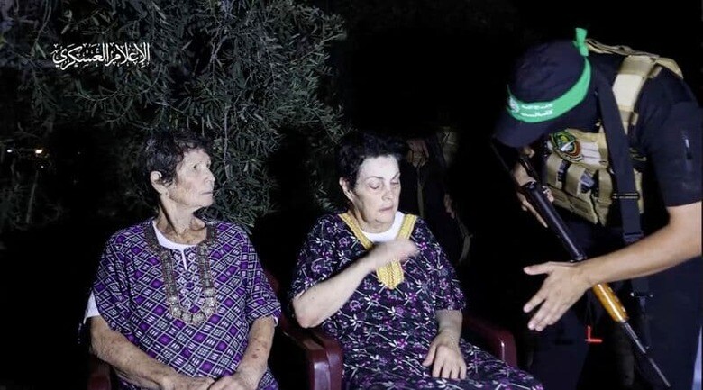 パレスチナ自治区ガザを実効支配するイスラム組織ハマスがガザで拘束していたイスラエル人の年配の女性2人を解放した。（2023年　ロイター/Al-Qassam Brigades, military wing of Hamas/Handout via REUTERS）