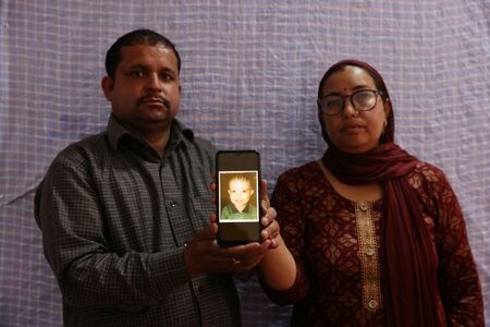 　米食品医薬品局（ＦＤＡ）は、国内外の製薬会社数十社の製品検査に不適切な点がある疑いで調査を進めている。海外で、有害成分が含まれていた咳止めシロップによる死亡例が数百件起きていることを受けた措置だ。写真は、汚染された咳止めシロップを服用後に死亡した、２歳の息子の画像を見せるインド人夫婦。３月２８日、インドのジャンムーで撮影（２０２３年　ロイター/カメラマンの名前）