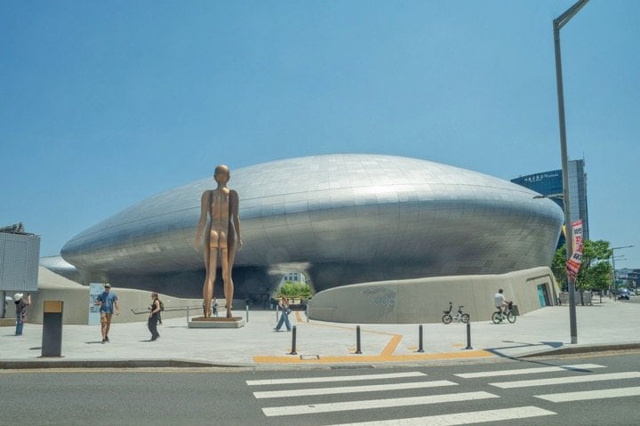 巨大なUFOのような形が特徴的な東大門デザインプラザ（DDP）（撮影＝筆者）