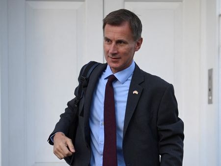 英国のハント財務相（写真）は４００億ポンドの財政の穴を埋めるために、次回選挙後に所得税の「ステルス」増税を提案すると、英紙フィナンシャル・タイムズ（ＦＴ）が報じた。１８日撮影（２０２２年　ロイター/Toby Melville）