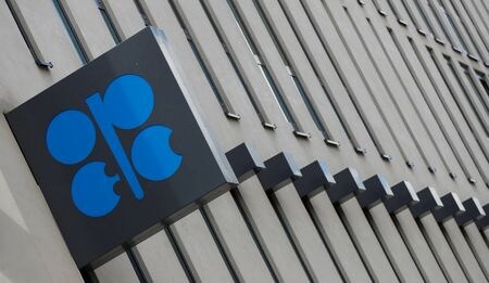 石油輸出国機構（ＯＰＥＣ）加盟国とロシアなどの非加盟国で構成する「ＯＰＥＣプラス」は５日に開く閣僚級会合で、６月の産油量目標を日量４３万２０００万バレル引き上げることで合意する見込み。２０１８年６月撮影（２０２２年　ロイター/Leonhard Foeger）