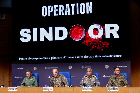 インド軍高官は５月１１日、前日に合意した停戦にパキスタンが違反していると「ホットラインメッセージ」を送ったとし、繰り返された場合は対応する意向を伝えたと明らかにした。写真はニューデリーで記者会見に臨むインド軍関係者（２０２５年　ロイター/Priyanshu Singh）