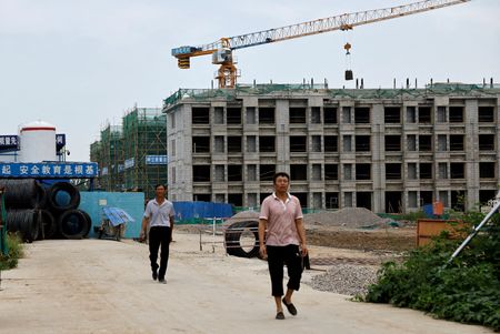 江蘇省南京市は中国の大都市として初めて住宅購入規制を全廃した。写真は中国の不動産開発大手、碧桂園の住宅建設現場。天津で８月撮影。（2023年 ロイター/Tingshu Wang//File Photo）