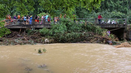 　１２月６日、タイ南部で大雨による洪水が発生し、１４人が死亡した。写真は４日、南部ナコーンシータンマラート県で撮影（２０１６年　ロイター/Dailynews/via REUTERS）