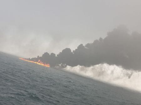 米軍向けのジェット燃料を輸送していたタンカーが１０日、英北東沖でコンテナ船と衝突し、双方で火災が発生した。同日撮影（２０２５年　ロイター/BARTOSZ SMIALEK）
