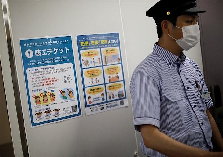 都内で新たに31人の新型コロナウイルスへの感染が確認された。写真は6日、東京メトロの虎ノ門ヒルズ駅で。REUTERS/Issei Kato