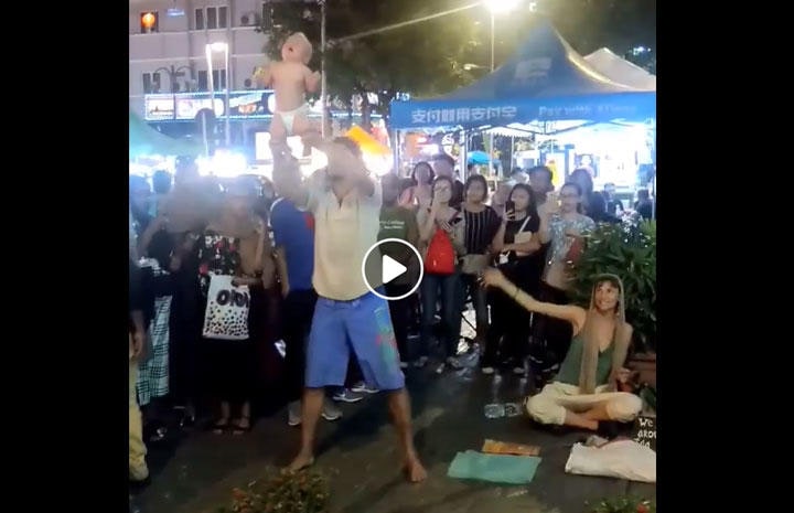 クアラルンプールの路上で自分の赤ん坊を振り回して逮捕されたロシア人の男　Zayl Chia Abdulla/FACEBOOK