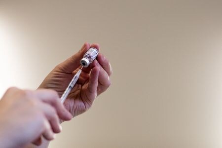 米疾病対策センター（ＣＤＣ）のワクチン諮問委員会は９月１９日、新型コロナウイルスワクチンについて、医療提供者と相談して共同で意思決定を行った上で接種すべきだとの見解を発表し、広範な接種推奨を終了した。２０２２年４月、ウォーターフォードで撮影（２０２５年　ロイター/Emily Elconin）