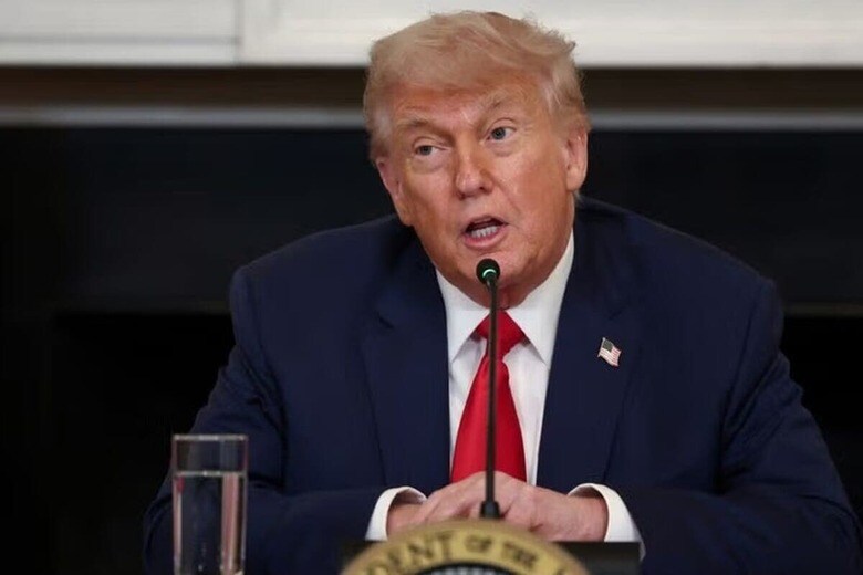 トランプ米政権は、イランの核兵器開発を阻止するためとして同国の核関連施設に先制攻撃を行ったイスラエルから距離を置こうと努めている。写真はワシントンで９日撮影。（2025年 ロイター/Evelyn Hockstein）