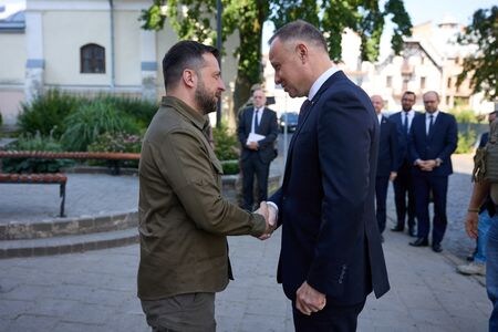 ウクライナのゼレンスキー大統領とポーランドのドゥダ大統領は９日、第二次世界大戦中に民族対立により両国の住民に多数の犠牲者が出たウクライナ西部ボルイン州を訪れ、州都ルツクの教会で行われた追悼ミサに出席した。写真はゼレンスキー大統領とドゥダ大統領。ルツクで９日撮影。提供写真。（2023年 ロイター/Ukrainian Presidential Press Service）