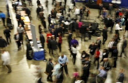 　６月１日、米新規失業保険申請件数は２４万８０００件に増えた。写真はワシントンの就職フェア会場で昨年１月撮影（２０１７年　ロイター／Gary Cameron）