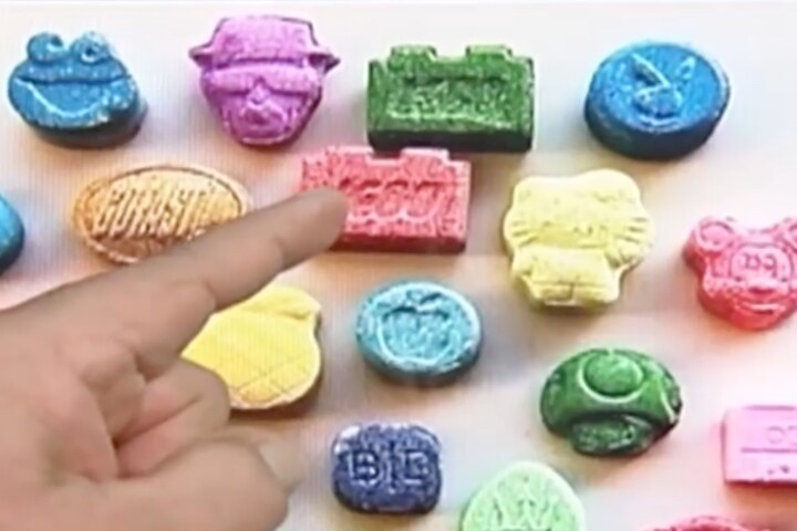 キャンディーのようにカラフルな色が付けられた薬物が10代の子供たちをむしばんでいく　 ABS-CBN News / YouTube