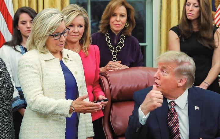 下院共和党会議議長を務めるチェイニー（前列左端）の批判的な姿勢に、トランプは腹の虫が治まらない（2019年11月）　MARK WILSON／GETTY IMAGES