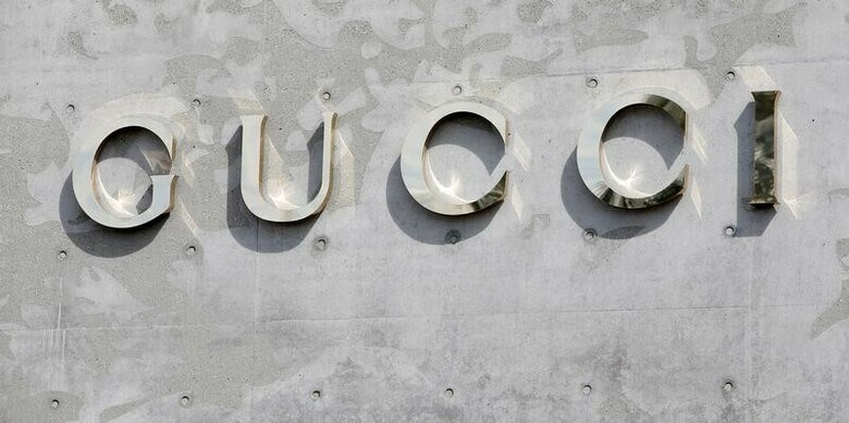 １０月１２日、仏ケリング傘下のイタリア高級ブランド、グッチは来年以降、製品における毛皮の使用を廃止する。写真はグッチのロゴ、ドイツで６月撮影（２０１７年　ロイター／Michaela Rehle）