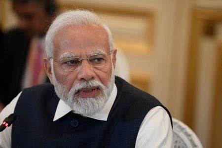 　インドのモディ首相は、８月２２─２４日に南アフリカのヨハネスブルクで開催される新興５カ国（ＢＲＩＣＳ）首脳会議（サミット）にオンラインで出席する公算が大きい。７月１４日、パリで代表撮影（２０２３年　ロイター）