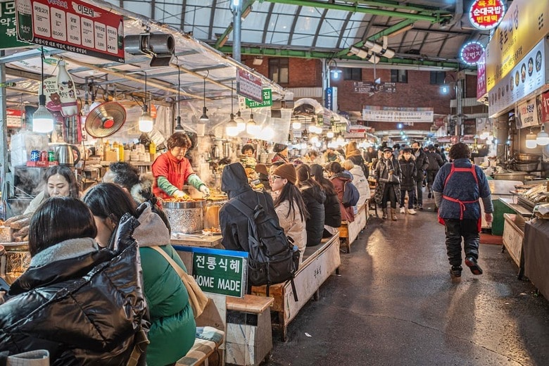 韓国を旅行する日本人旅行者にも変化が。東大門に近い広蔵市場、日本人旅行者が増えている...... 撮影：佐々木和義