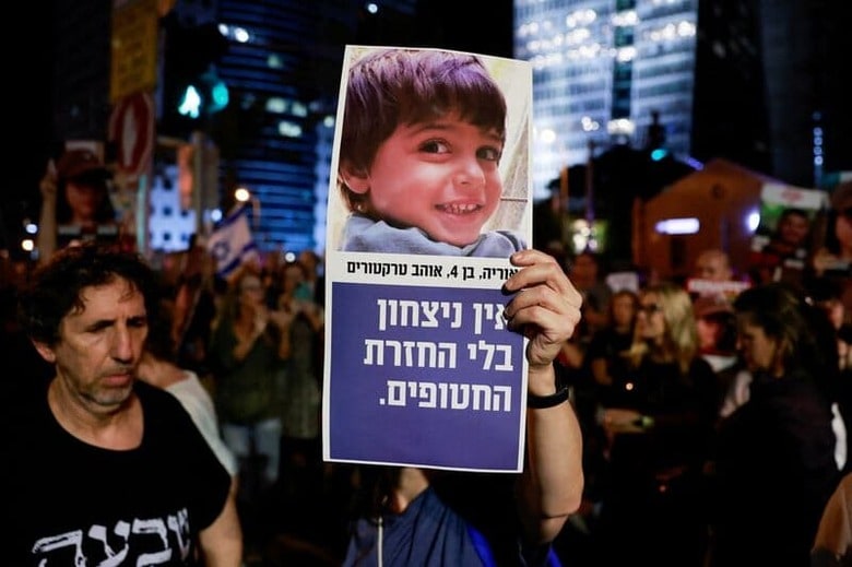 イスラム組織ハマスは、イスラエルと人質解放を条件にパレスチナ自治区ガザの戦闘を４日間停止することで合意したと声明で発表した。写真は人質の即時解放を求める人々。イスラエルのテルアビブで18日撮影（2023年　ロイター／Ammar Awad）