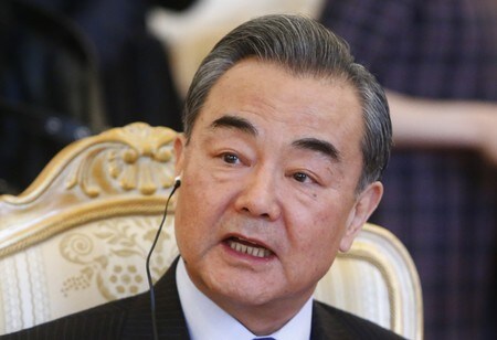 　９月２６日、中国の王毅国務委員兼外相（写真）は２５日、ニューヨークで開催中の国連総会の合間にパキスタンのクレシ外相と会談した。王毅外相は、両国の関係を妨害するような動きは成功しないとクレシ外相に伝えた。写真はロシアの首都モスクワで４月撮影（２０１８年　ロイター／Sergei Karpukhin）