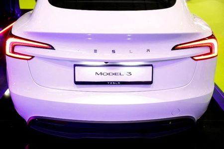 写真は2024年3月、英ロンドンで開催された展示会で展示されたテスラ・モデル3。REUTERS/Peter Cziborra