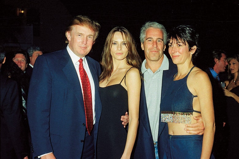 トランプ（左端）の私邸で（右隣から）現在の妻メラニア、エプスタイン、マクスウェル（2000年）　DAVIDOFF STUDIOS/GETTY IMAGES