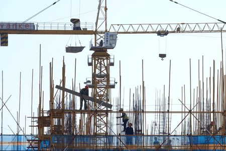 中国人民銀行（中央銀行）と金融規制当局は３１日、債務危機と流動性不足の中で打撃を受けている不動産市場を活性化させるため、初めて住宅を購入する人を対象に既存の住宅ローン金利を９月２５日から引き下げると発表した。２０１９年９月撮影（２０２３年　ロイター/Stringer/File photo）