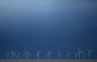 英、40年に排出量87％減目標　脱炭素で電力コスト抑制