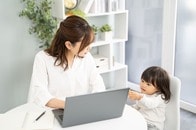 自由に使える「可処分時間」が、10代と子育て世代女性で大きく減少