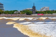 自然が描く一瞬の奇跡「海嘯（かいしょう）」とは？...中秋節のスペクタクルに観光客が殺到