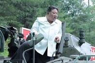 【写真】合成写真？...装甲車の中から「ひょっこり」顔を出す金正恩